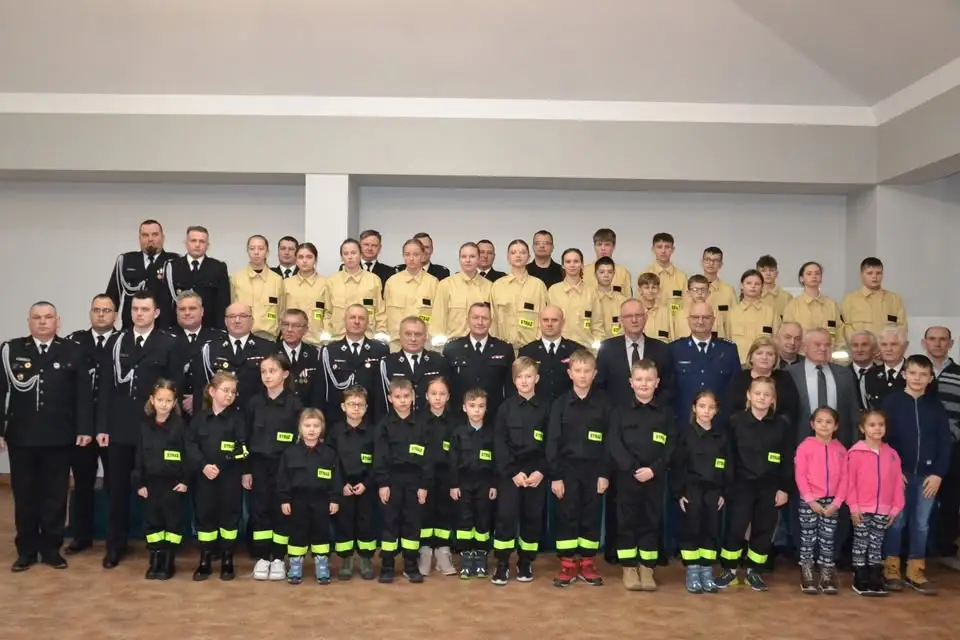 Powalone drzewo w Grzybowie – interwencja OSP Wądowice Górne