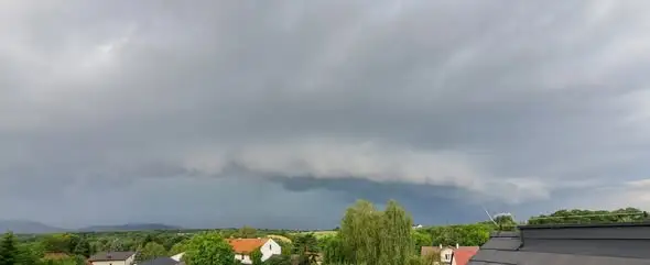 Silne porywy wiatru podczas burz w Inwałdzie – zagrożenie sięga 90 km/h