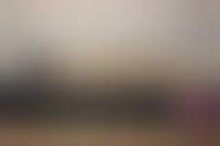 Usuwanie plamy ropopochodnej po przewróconej maszynie w Grzybowie