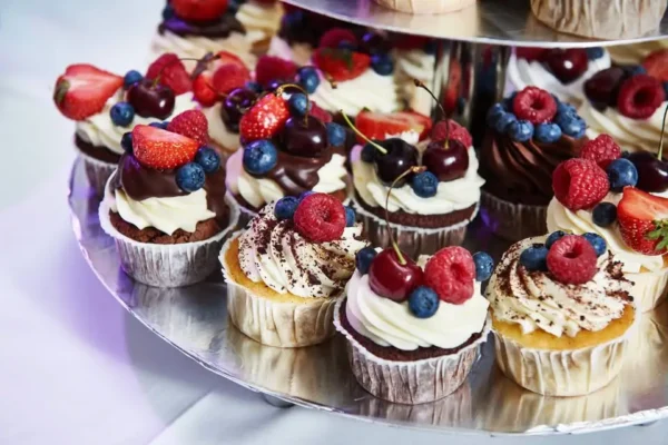 Sezon weselny w pełni – cukiernia zaprasza na słodkie torty i paczki dla gości