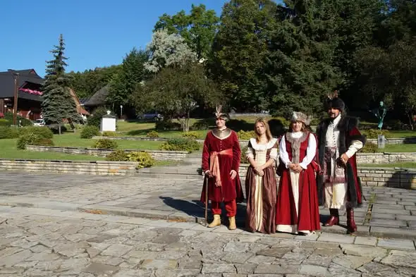 Husaria Dobczycka na lanckorońskim rynku – początek pielgrzymki konnej do Kalwarii