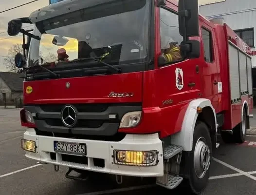 Powalone drzewo na ul. Cichej w Wieprzu – interwencja OSP