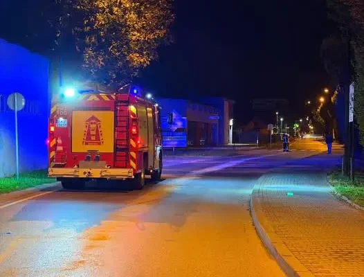 Plama substancji ropopochodnych na DK52 w Wadowicach – interwencja OSP
