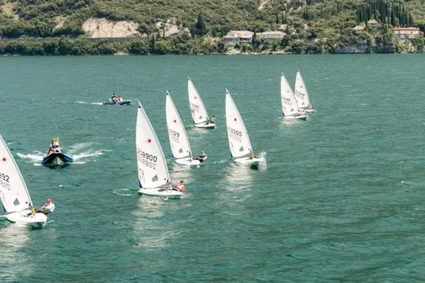IV Amatorskie Regaty Żeglarskie na Jeziorze Mucharskim – sportowa rywalizacja i rodzinna atmosfera