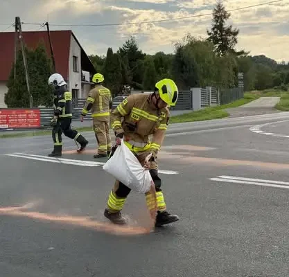 Plama substancji ropopochodnej na ul. Św. Floriana w Kalwarii Zebrzydowskiej