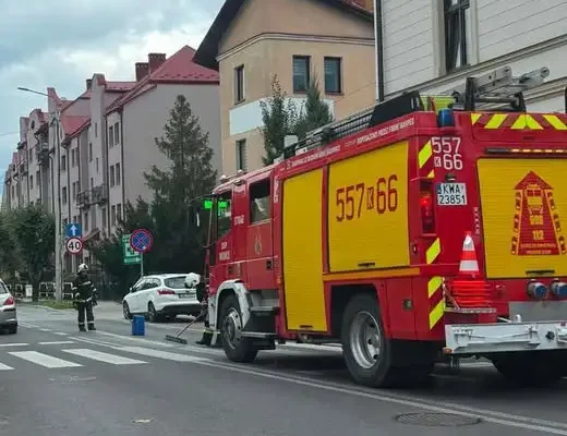 Wadowice: Strażacy usuwają plamę substancji ropopochodnej na kilku ulicach