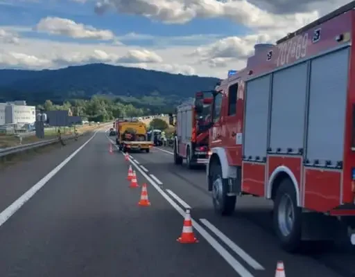 Kolizja dwóch aut na S1 w Wieprzu – interweniowały służby