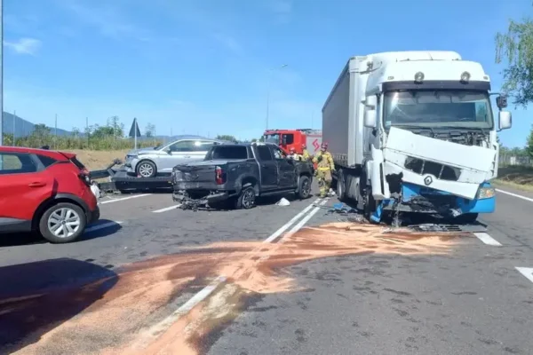 Wypadek na S1 w Wieprzu: zderzenie dwóch osobówek i ciężarówki