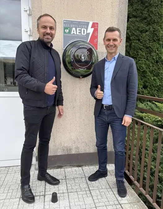 AED w Brzeźnicy: nowy defibrylator przy Ośrodku Zdrowia może uratować życie