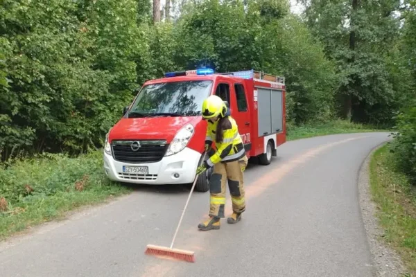 Plama substancji ropopochodnej w Wieprzu – interweniowały dwa zastępy OSP