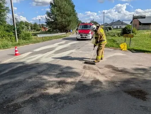 Plama substancji ropopochodnej na drodze w Grzybowie — interwencja OSP