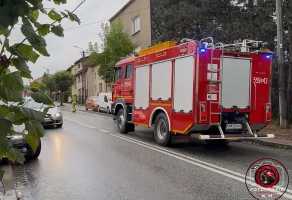 Wyciek substancji ropopochodnej na jezdni w Barwałdzie Górnym. Interweniowało pięć zastępów straży