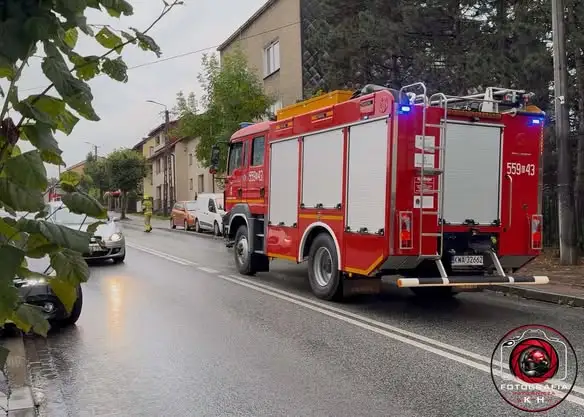 Wyciek substancji ropopochodnej na jezdni w Barwałdzie Górnym. Interweniowało pięć zastępów straży