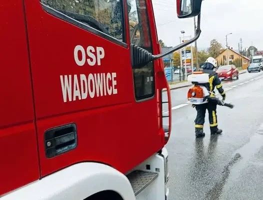 Plama substancji ropopochodnej na DK28 w Wadowicach – interwencja OSP