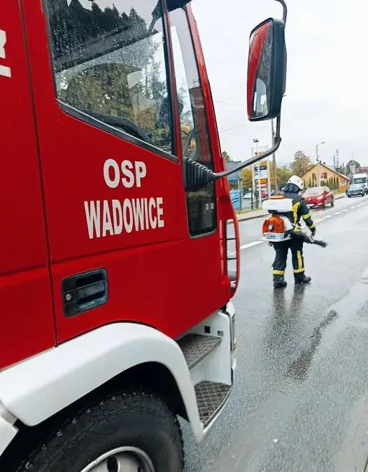 Plama substancji ropopochodnej na DK28 w Wadowicach – interwencja OSP