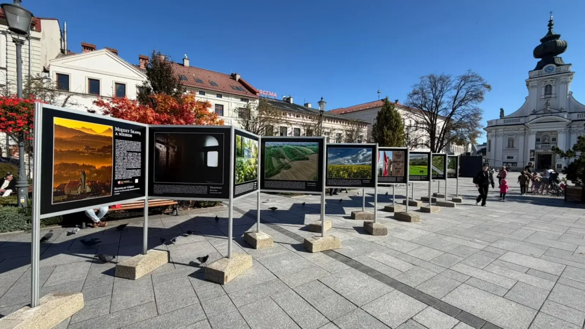 Wystawa „Między Skawą a niebem” na wadowickim rynku – fotograficzny portret miasta na 700-lecie