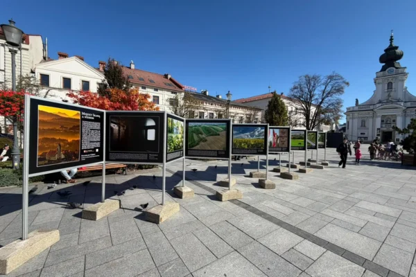 Wystawa „Między Skawą a niebem” na wadowickim rynku – fotograficzny portret Ziemi Wadowickiej