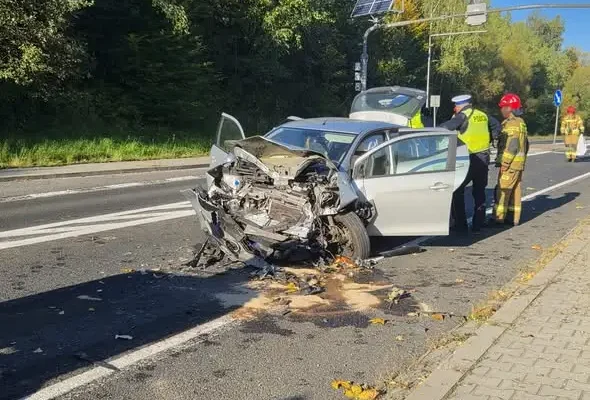 Wypadek na DK28 w Skawcach. Dwie osoby ranne, lądował śmigłowiec LPR