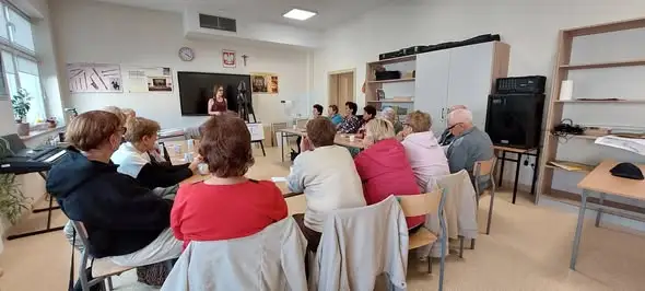 Klub Senior+ w Wieprzu gościł lokalną artystkę – warsztaty malarskie i prelekcja