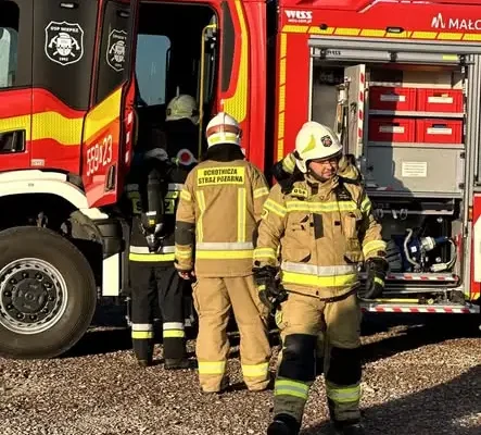 Ćwiczenia strażaków z OSP Wieprz: symulacja pożaru garażu