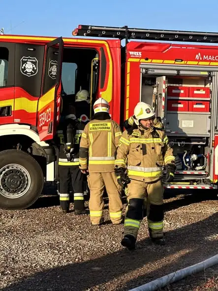 Ćwiczenia strażaków z OSP Wieprz: symulacja pożaru garażu