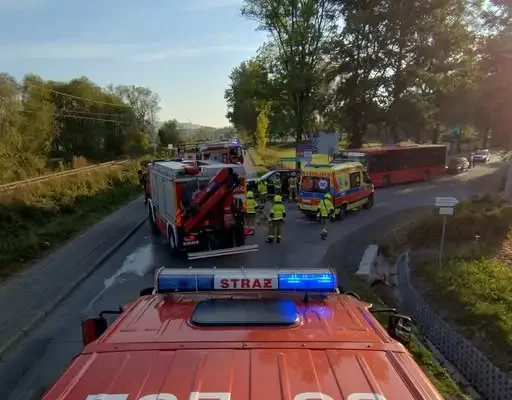 Zderzenie dwóch aut w Wieprzu na ul. Cesarka – akcja służb ratunkowych