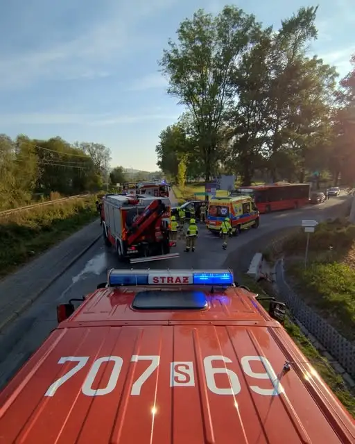 Zderzenie dwóch aut w Wieprzu na ul. Cesarka – akcja służb ratunkowych