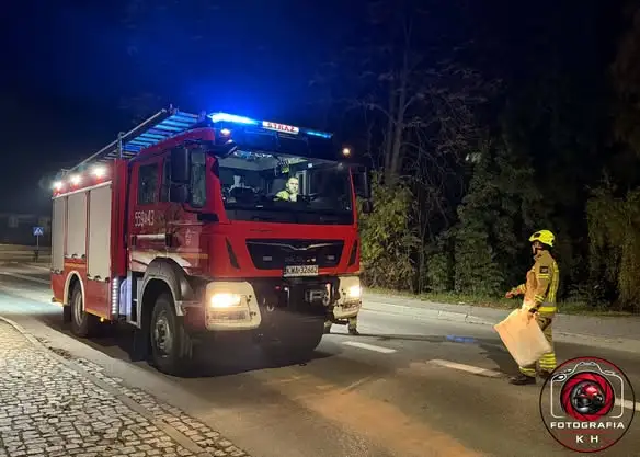 Plama substancji ropopochodnej na jezdni w Kalwarii Zebrzydowskiej – interwencja OSP