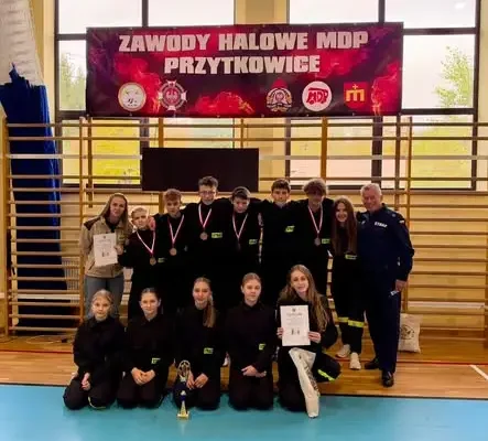 Młodzieżowe Drużyny Pożarnicze z Łękawicy na podium halowych zawodów sportowo-pożarniczych