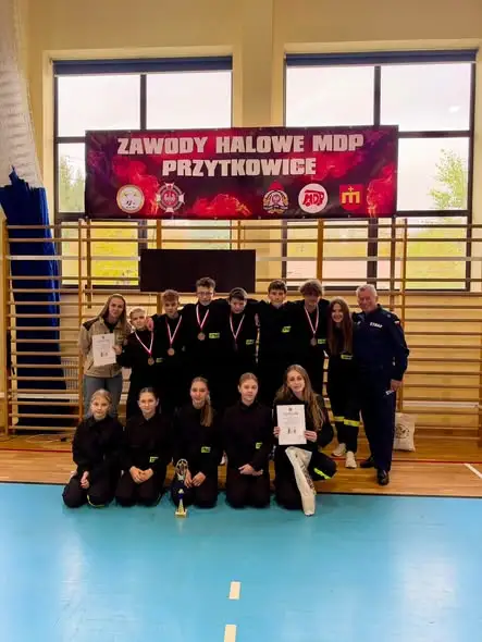 Młodzieżowe Drużyny Pożarnicze z Łękawicy na podium halowych zawodów sportowo-pożarniczych