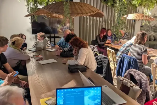 Licealiści z Andrychowa uczą seniorów obsługi smartfonów w Szkole Międzypokoleniowej