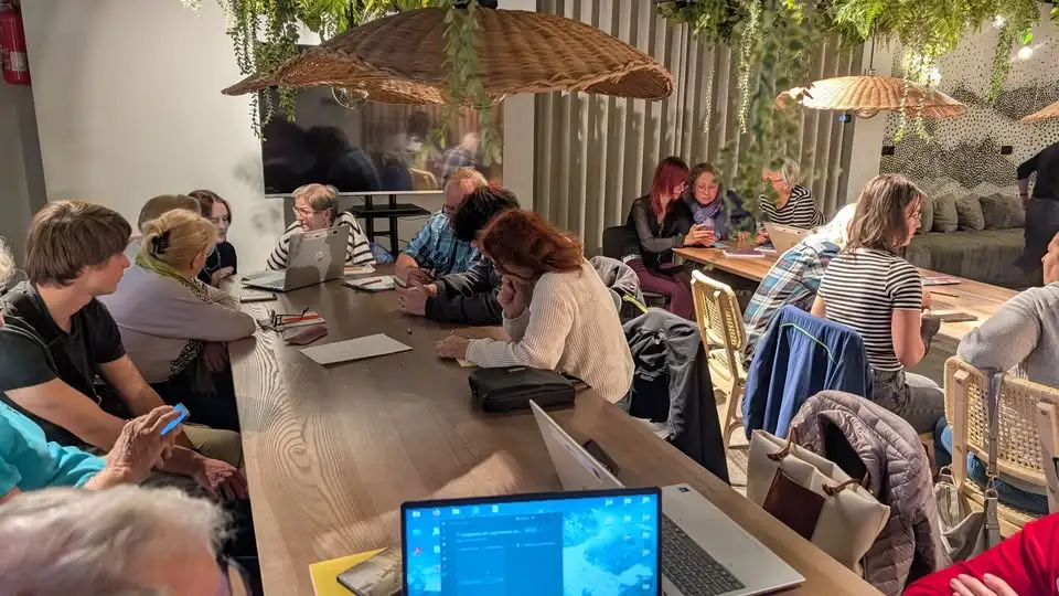 Licealiści z Andrychowa uczą seniorów obsługi smartfonów w Szkole Międzypokoleniowej