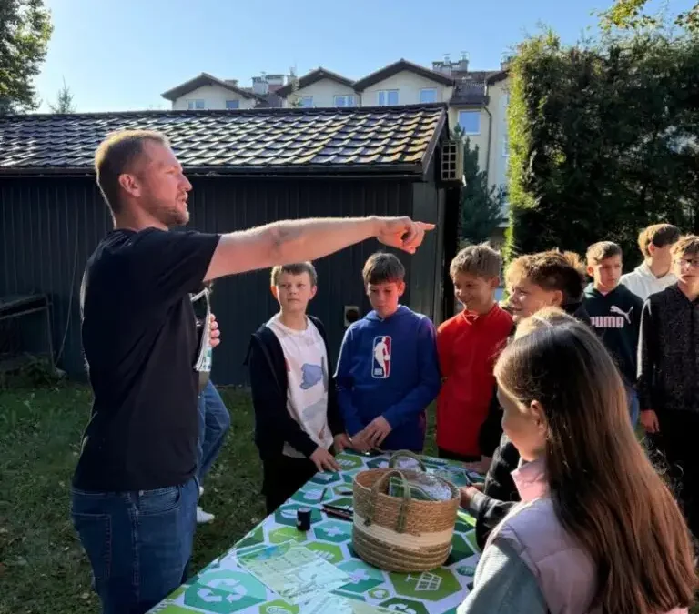 Wadowice: uczniowie zamienili ławki na grę terenową i obserwacje przyrody